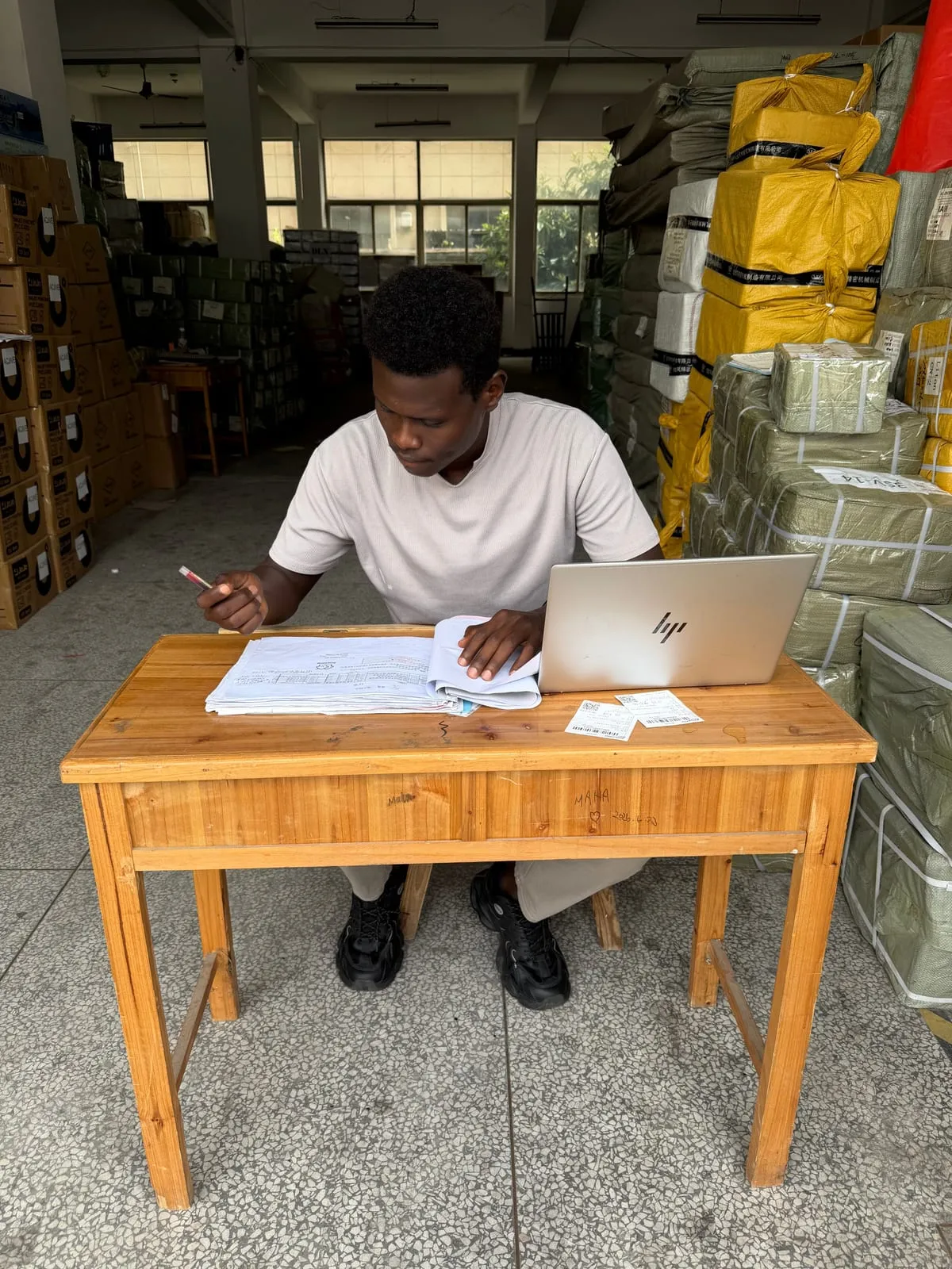 Waraaqaha xamuulka — bill of lading iyo packing list — oo bakhaarka Shiinaha lagu diyaarinayo
