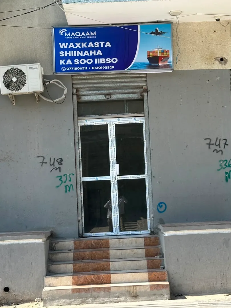 Albaabka xafiiska Maqaam Cargo ee Isgooyska Danwadaagta, Muqdisho
