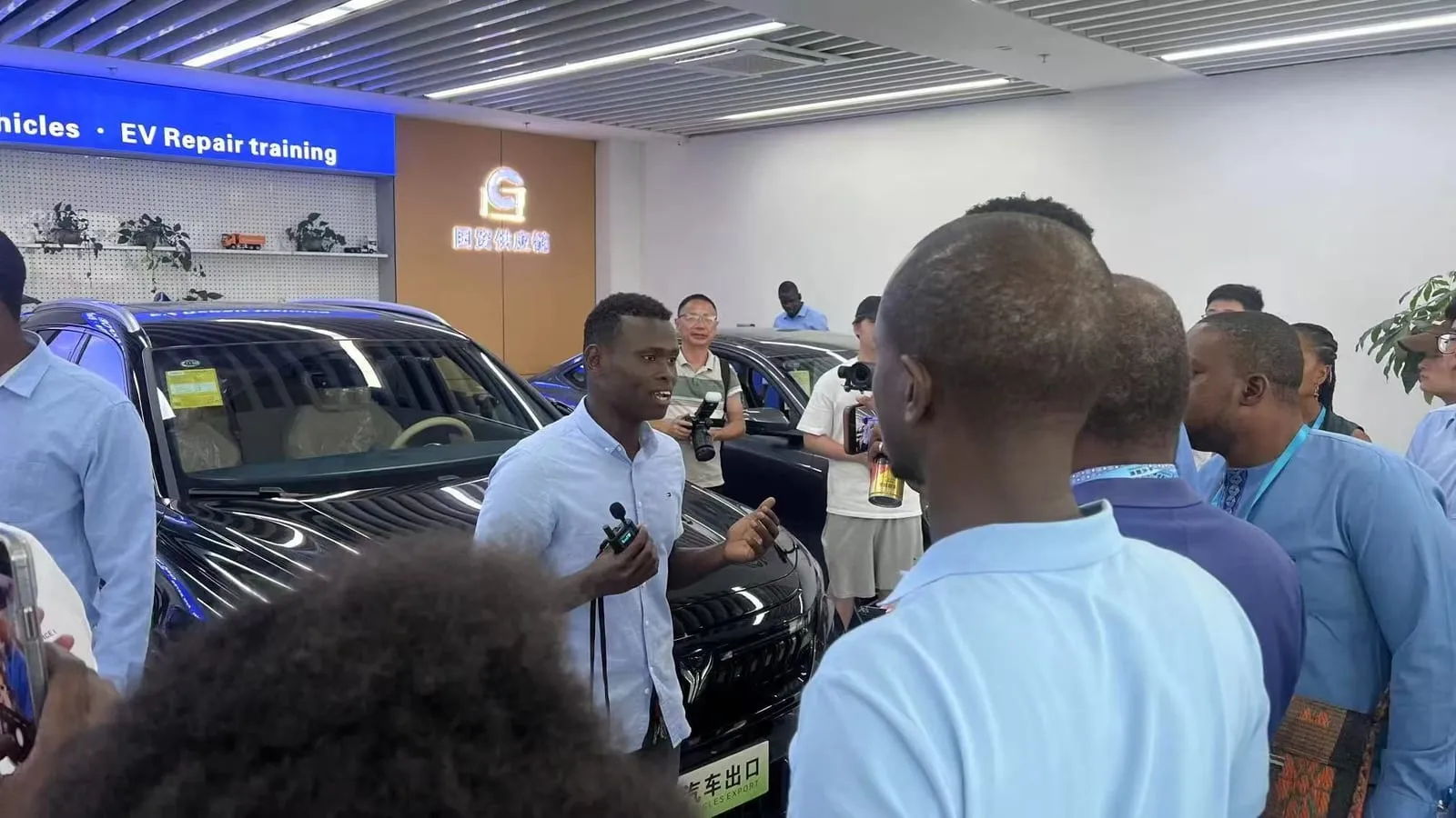 Abdulhakim Ali Hassan oo koox ganacsato Afrikaan ah ku hagaya suuqa Yiwu ee Shiinaha